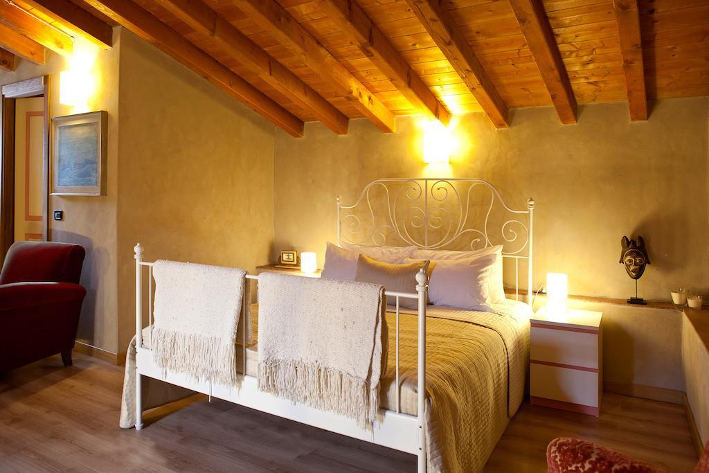 Castello Oldofredi Aparthotel Monte Isola Room photo